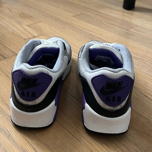 Women’s Air Max 90 Hyper Grape - Picture 4 of 5